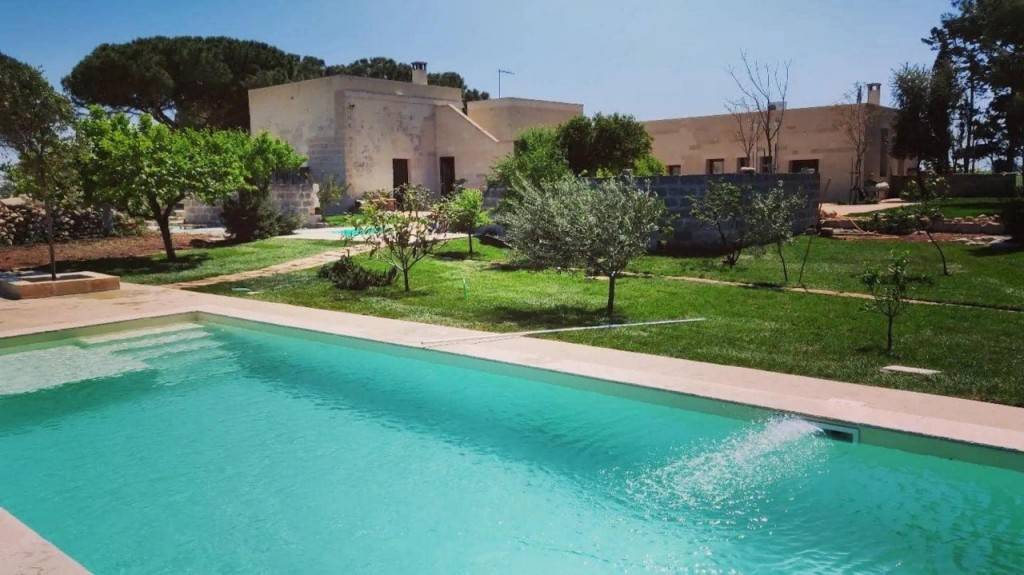 Piacevole casale a Lecce con giardino e piscina
