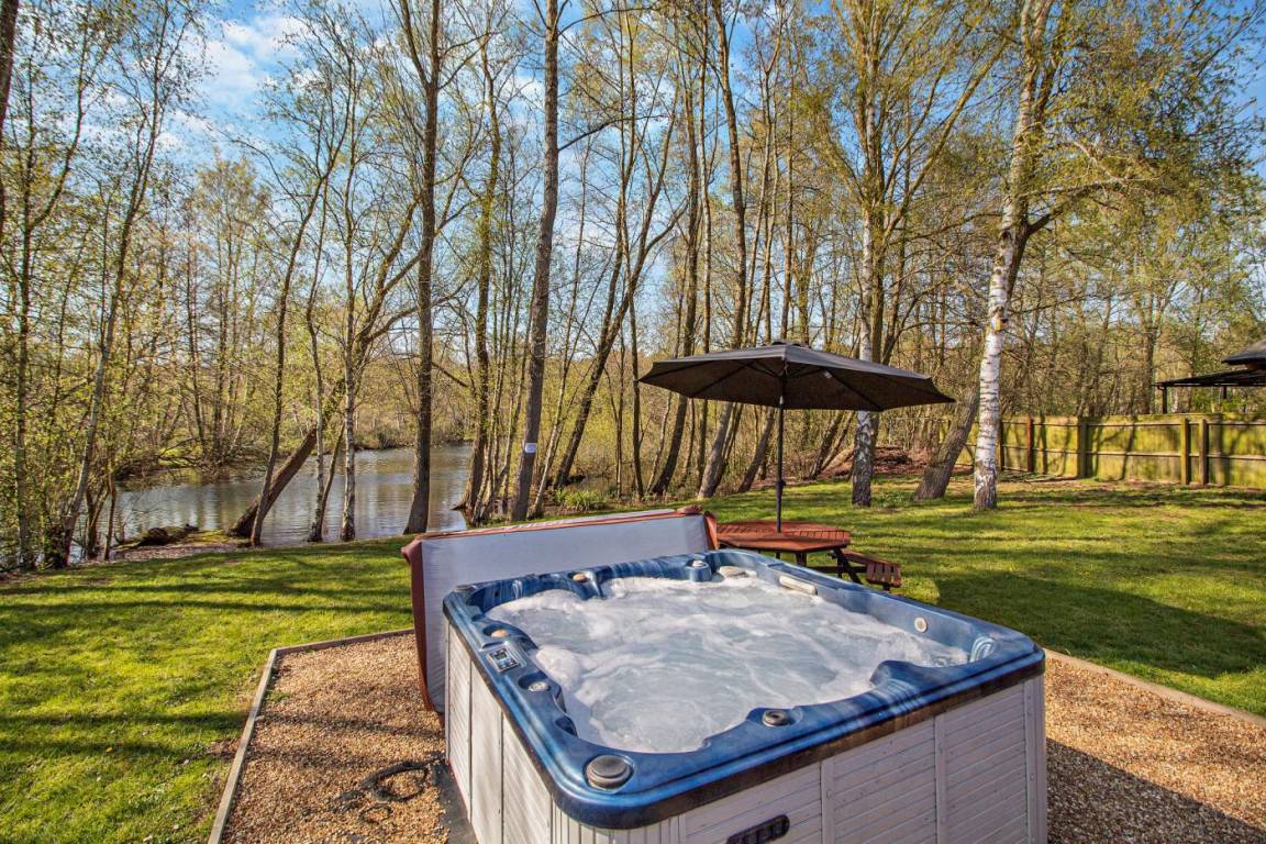 Lodge ∙ 5 Bedrooms ∙ 12 Guests - Norfolk