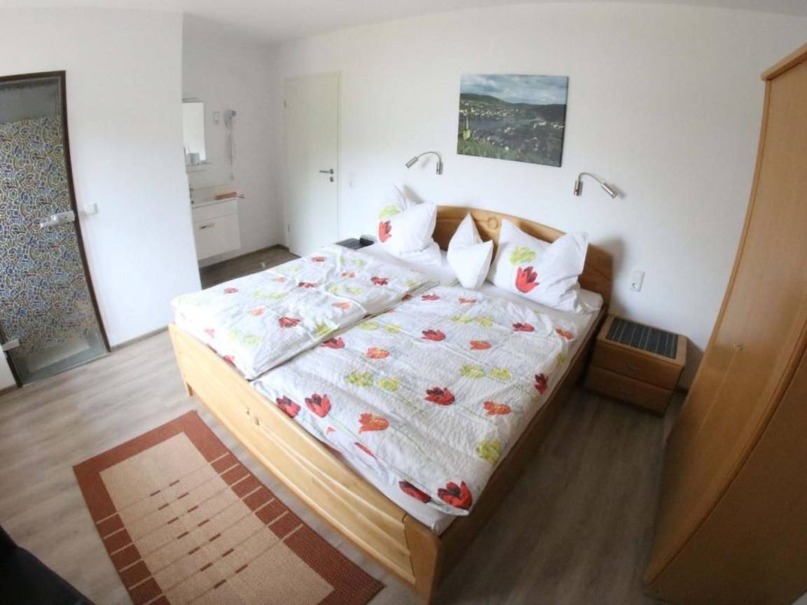 65 M² Ferienwohnung ∙ 3 Schlafzimmer ∙ 5 Gäste - Bullay