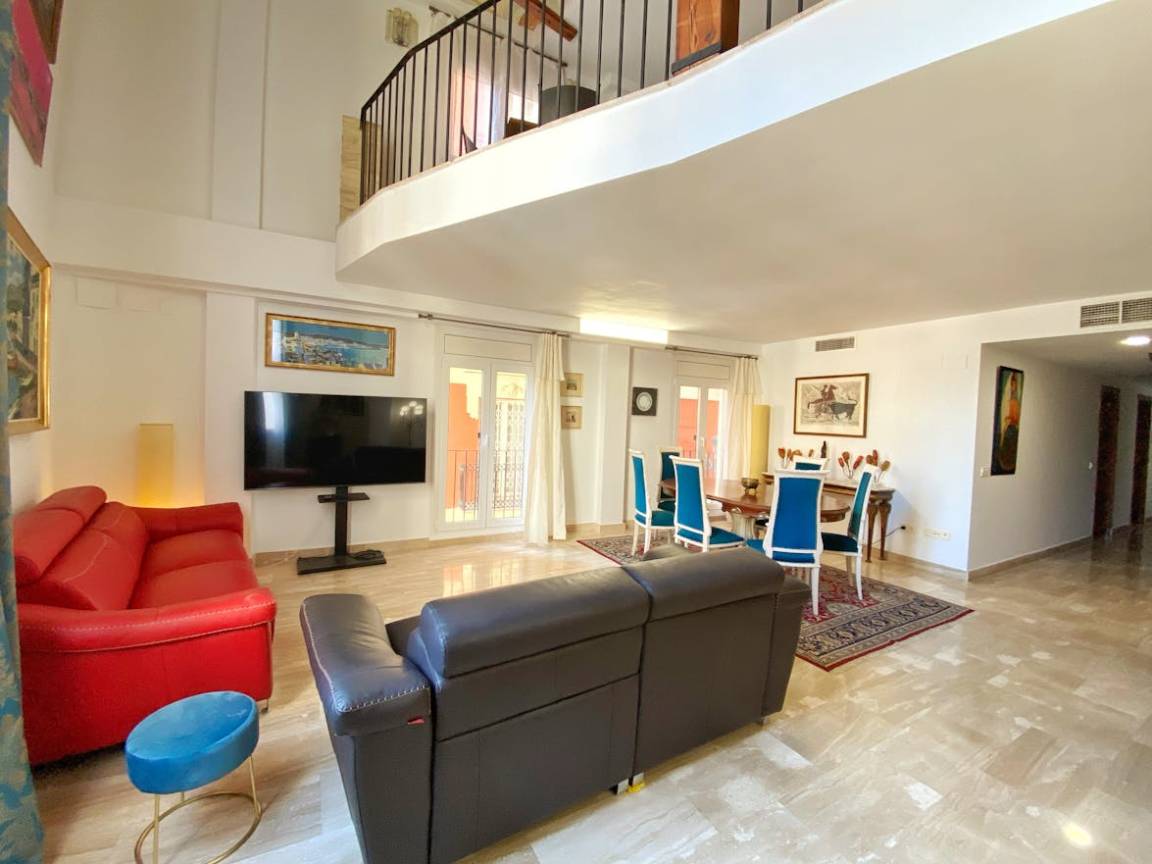 250 M² Apartamento ∙ 4 Habitaciones ∙ 8 Huéspedes - Moncada