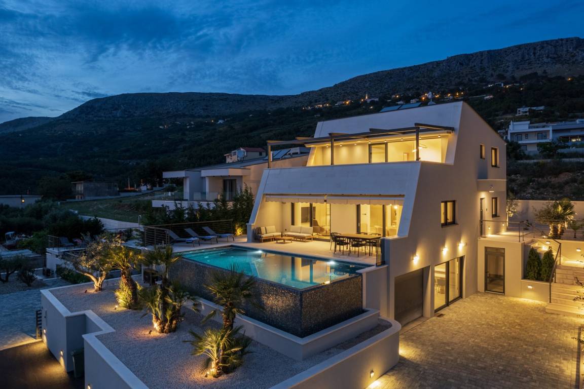 300 M² Villa ∙ 4 Bedrooms ∙ 8 Guests - Podstrana
