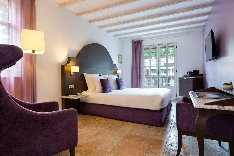 Hôtel ∙ 1 Chambre ∙ 2 Personnes - Rognes