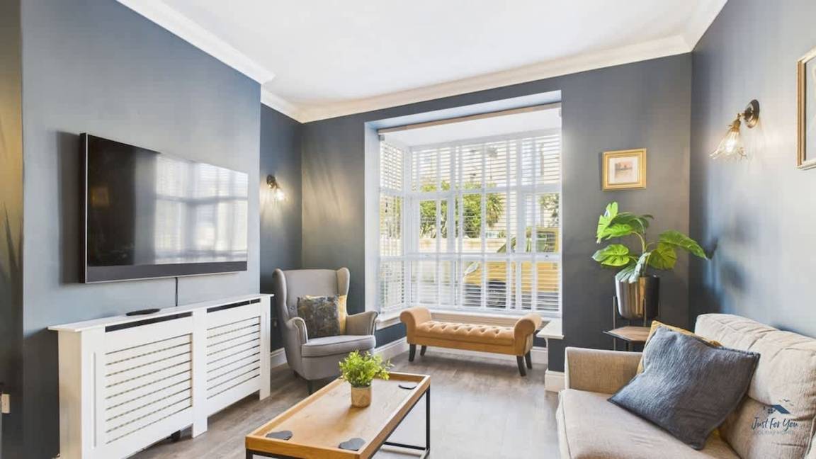 Apartment ∙ 4 Bedrooms ∙ 8 Guests - Southsea