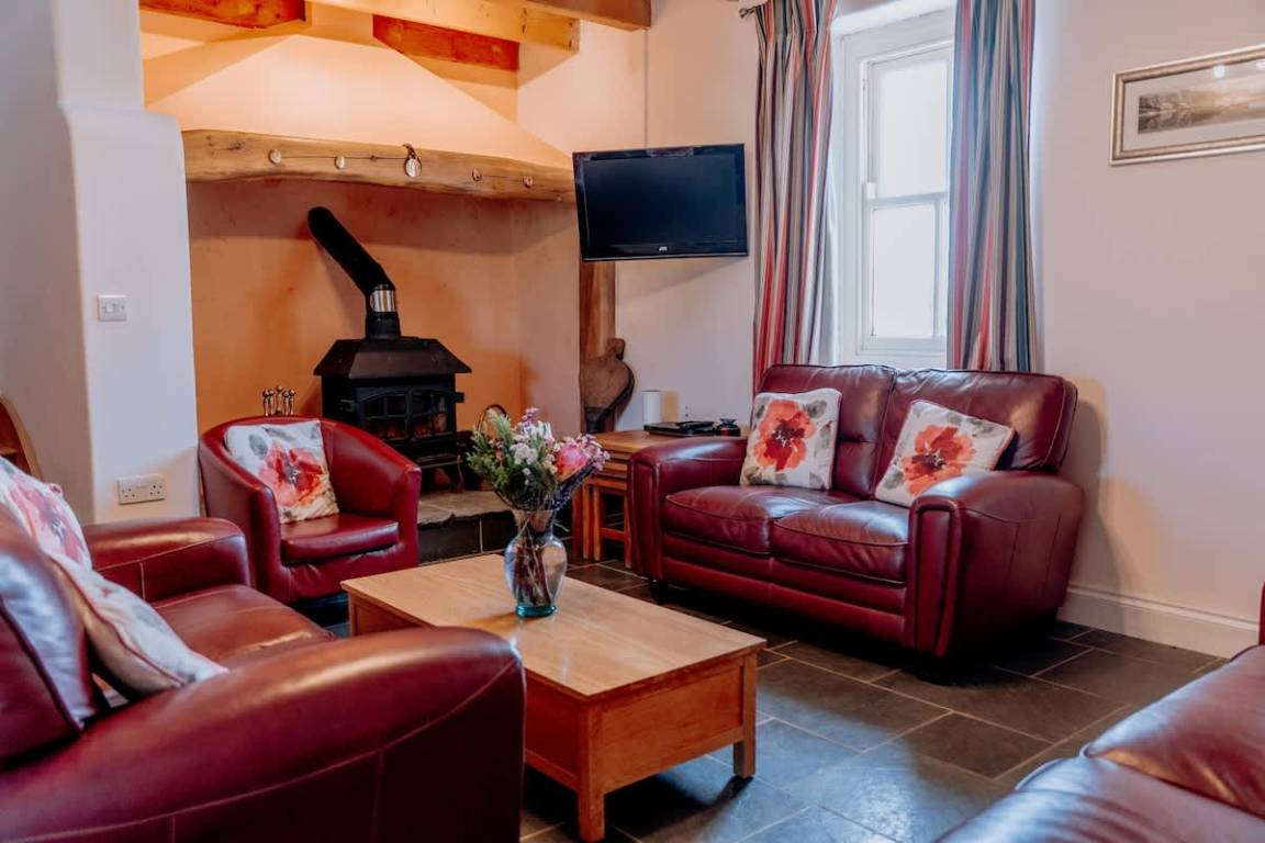 75 M² House ∙ 2 Bedrooms ∙ 4 Guests - Narberth