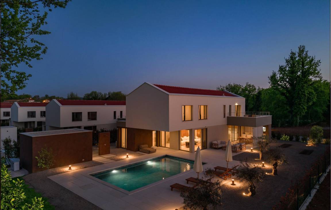 200 M² Talo ∙ 5 Makuuhuonetta ∙ 8 Vierasta - Rabac