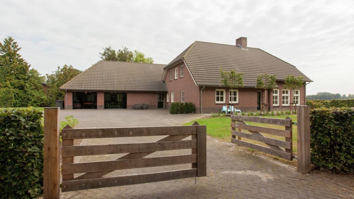 250 M² House ∙ 6 Bedrooms ∙ 14 Guests - Eindhoven