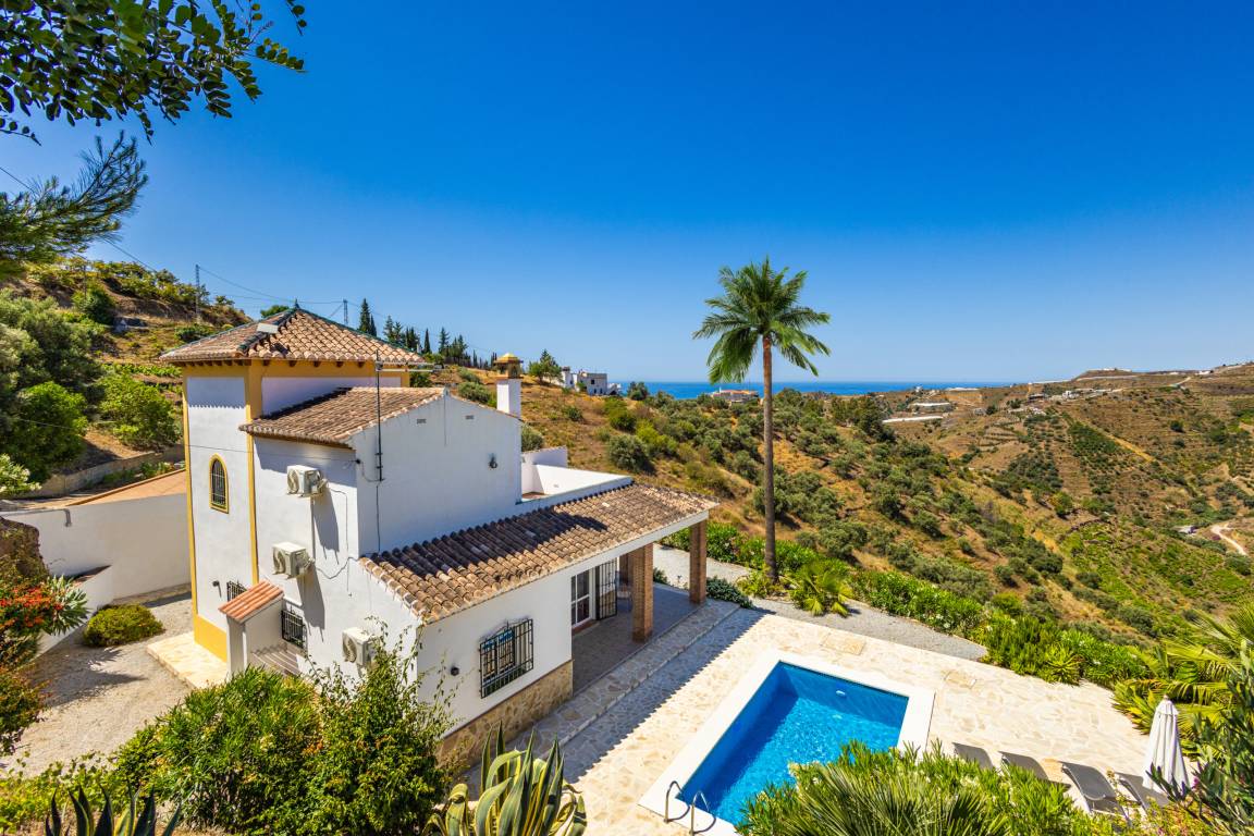 162 M² Villa ∙ 3 Slaapkamers ∙ 6 Gasten - Torrox Costa
