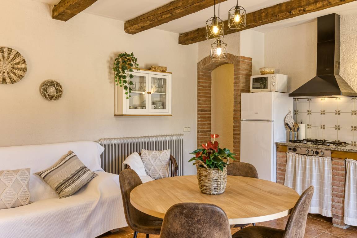 70 M² House ∙ 2 Bedrooms ∙ 4 Guests - Peratallada