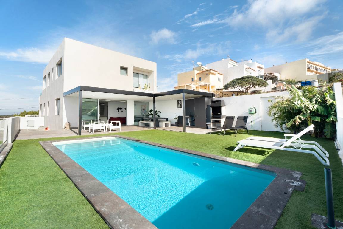 150 M² Villa ∙ 4 Bedrooms ∙ 7 Guests - Adeje