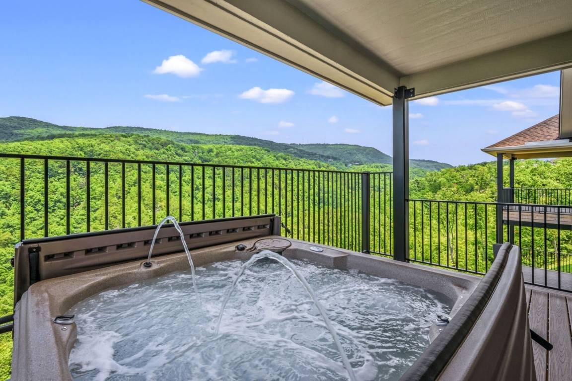 962 M² House ∙ 9 Bedrooms ∙ 34 Guests - Gatlinburg, TN
