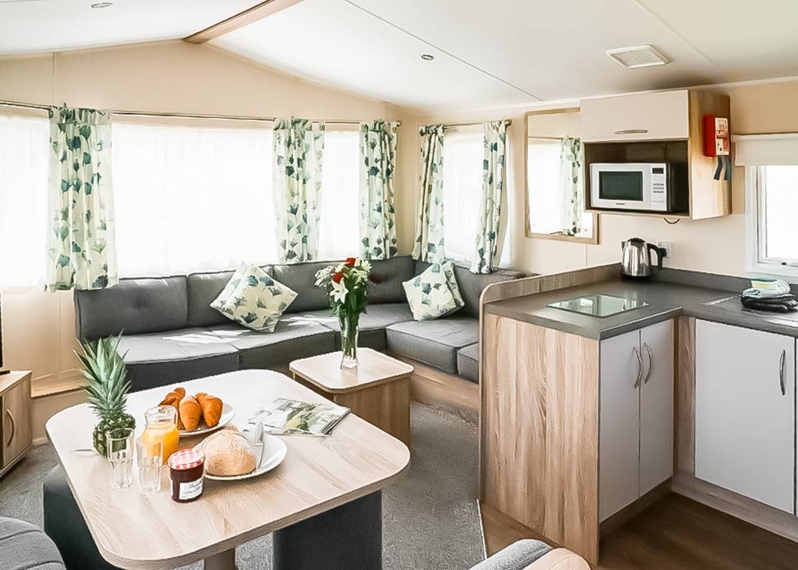 Caravan ∙ 2 Bedrooms ∙ 6 Guests - Newquay