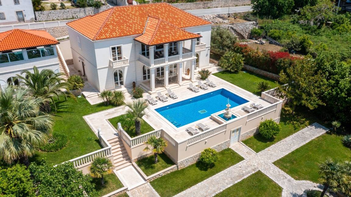 300 M² Villa ∙ 6 Bedrooms ∙ 12 Guests - Slano
