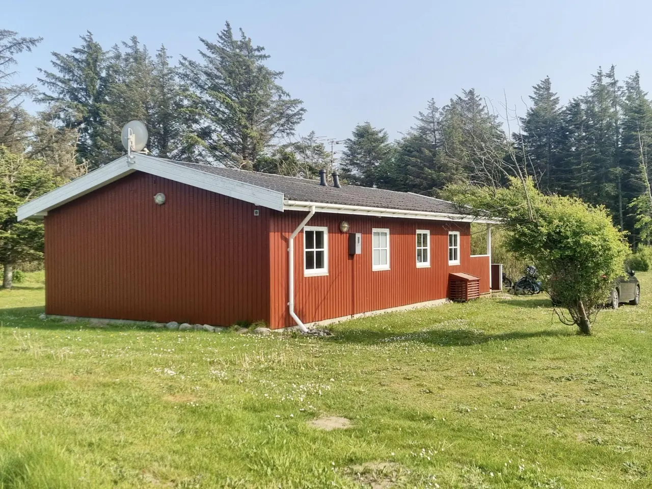 Helles Ferienhaus mit Kamin, großem Grundstück und zwei Terrassen