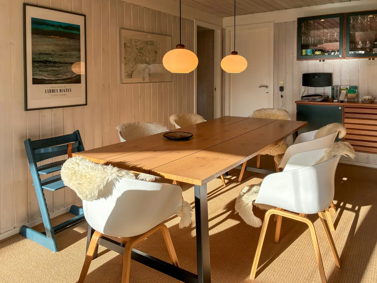 Træhus med stor have og 70 m til stranden