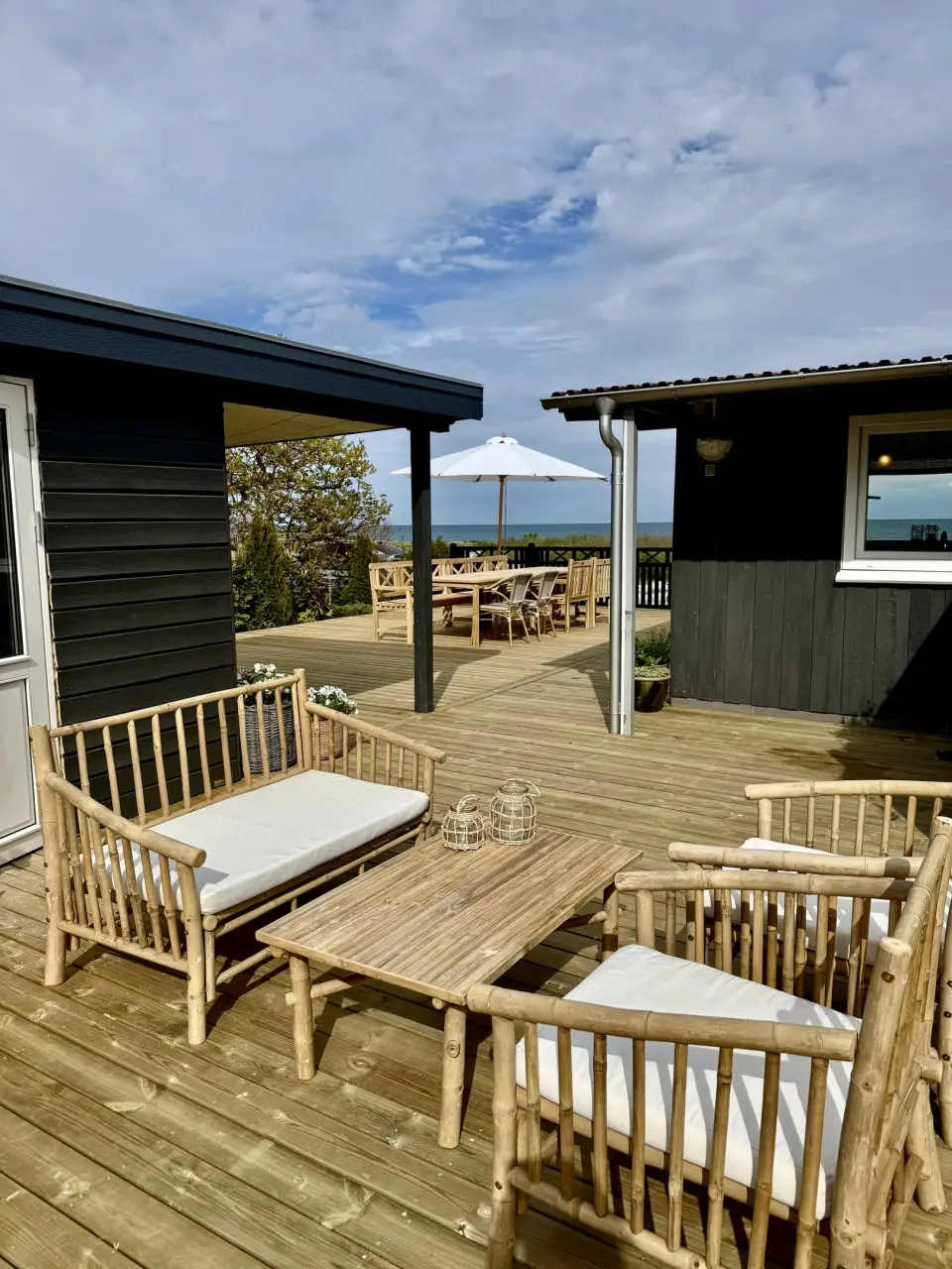 Nyrenoveret sommerhus med havudsigt nær strand
