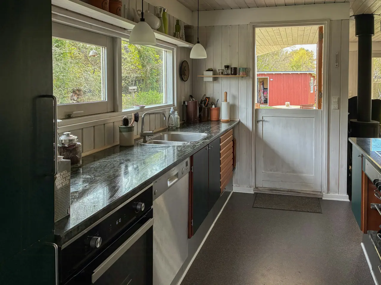 Træhus med stor have og 70 m til stranden
