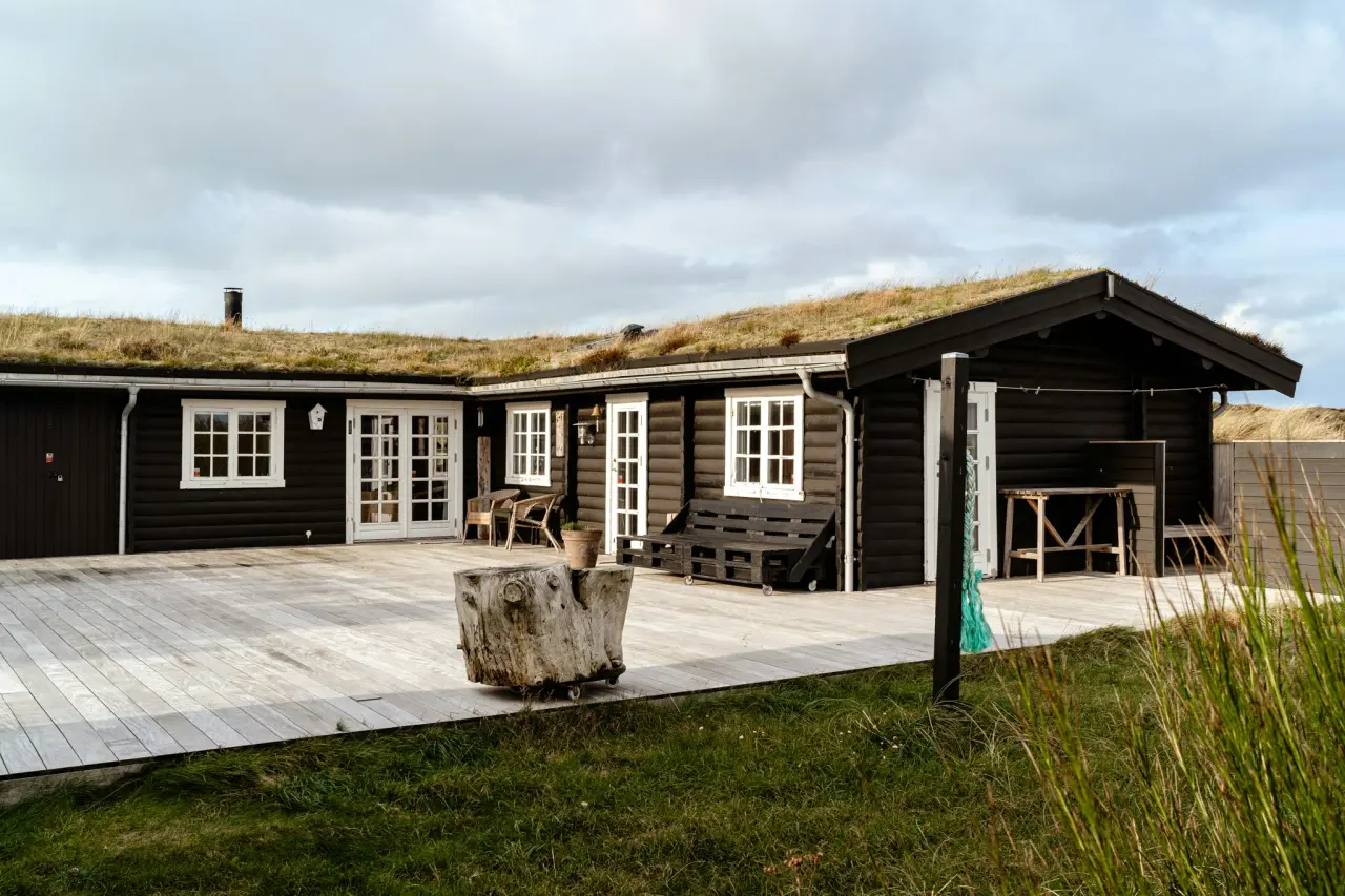 Traditionelt bjælkehus blandt klitterne