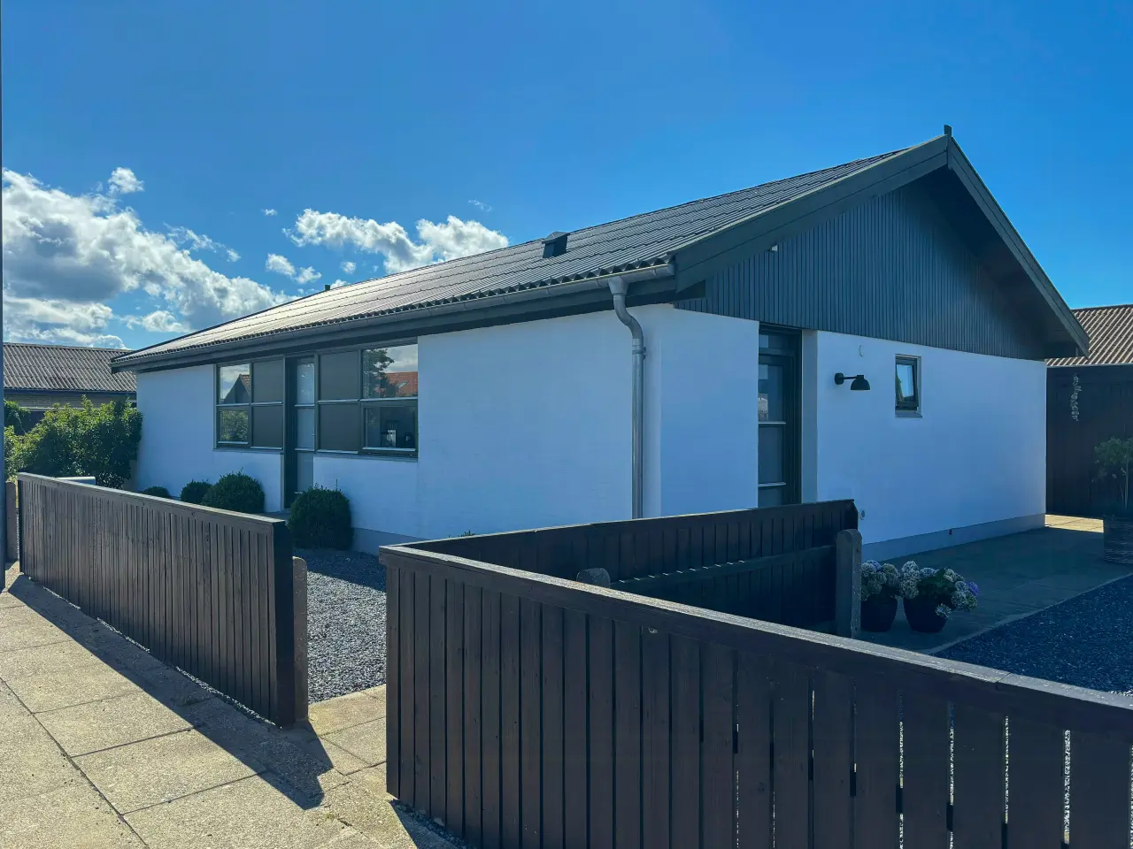 Hus mellem Skagens to kyster og gågade