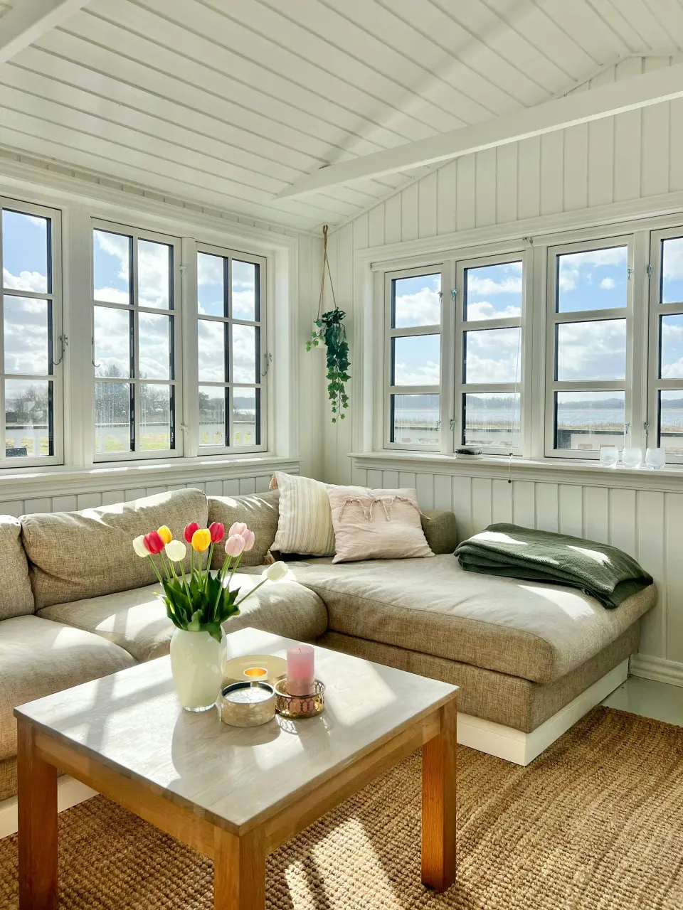 Træsommerhus med frit udsyn til Sebbersund fjord