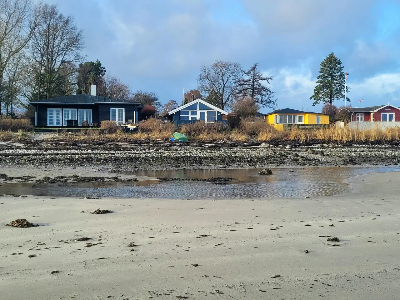 Hus ved Storebælt med udsigt til broen