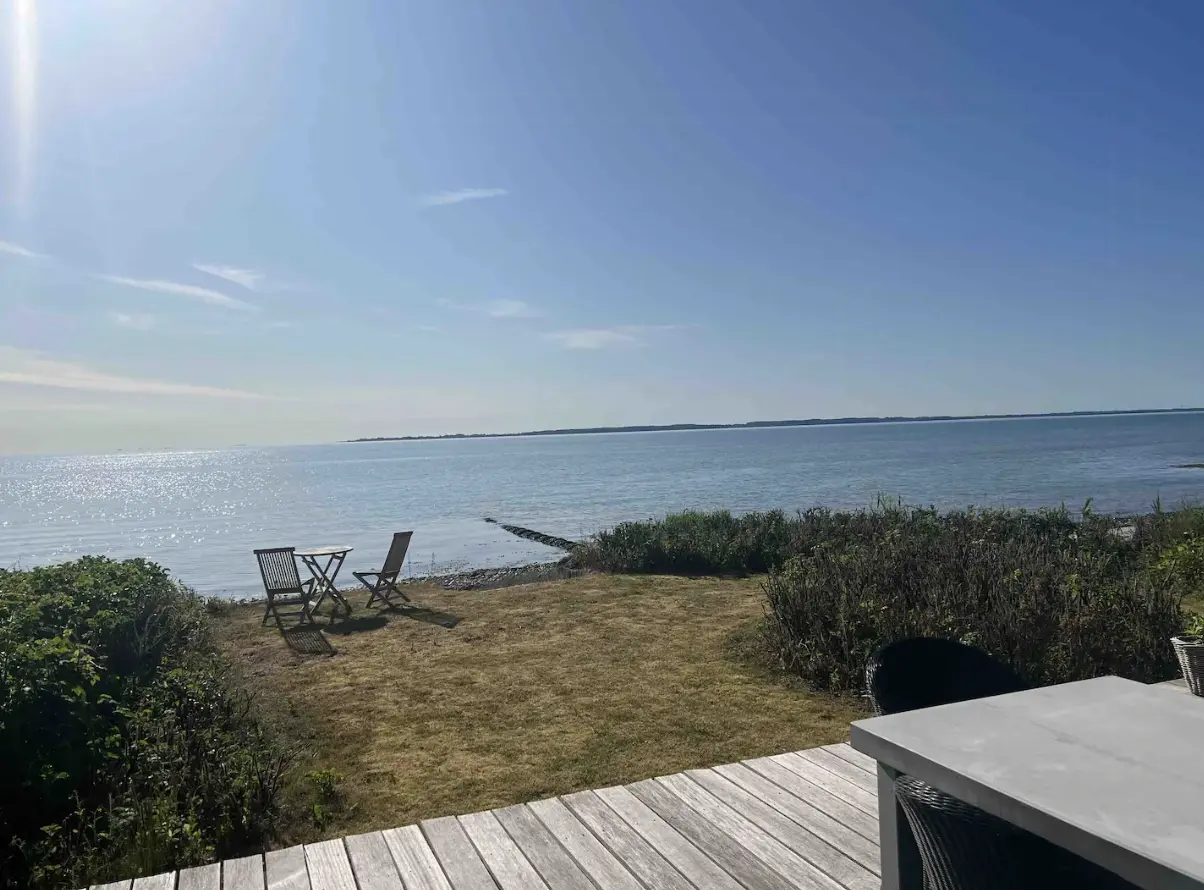Strandnært sommerhus med fantastisk udsigt og ro