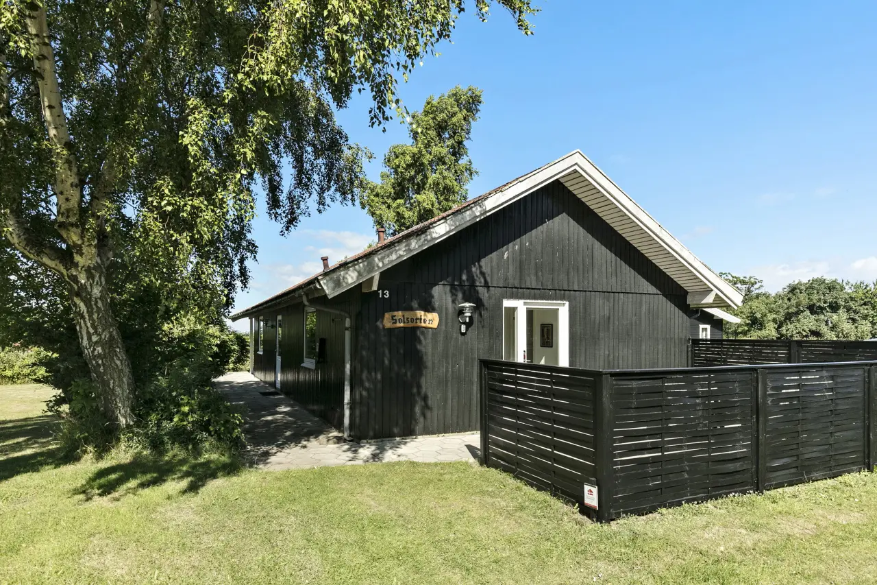 Lyst og hyggeligt sommerhus med havudsigt