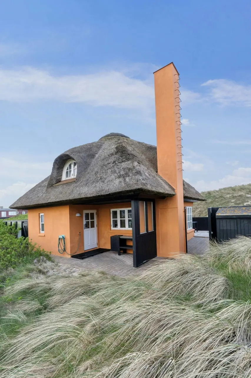 Stråtækt sommerhus ved Vesterhavet i Blokhus