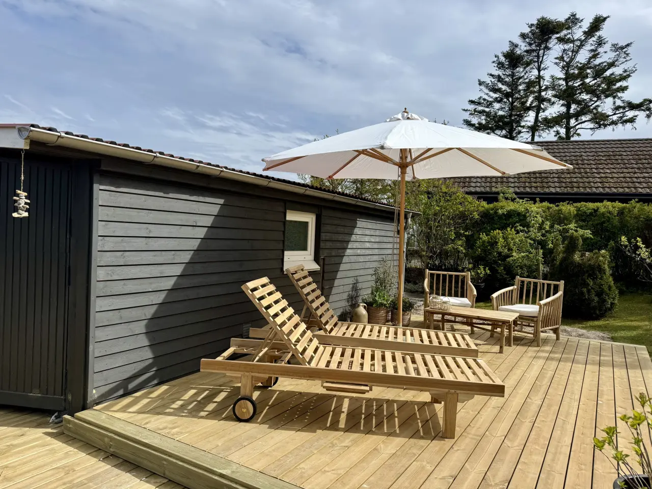 Nyrenoveret sommerhus med havudsigt nær strand