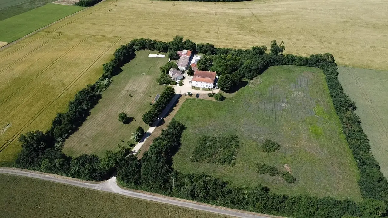 240 M² Gîte ∙ 9 Bedrooms ∙ 20 Guests - Charente-Maritime