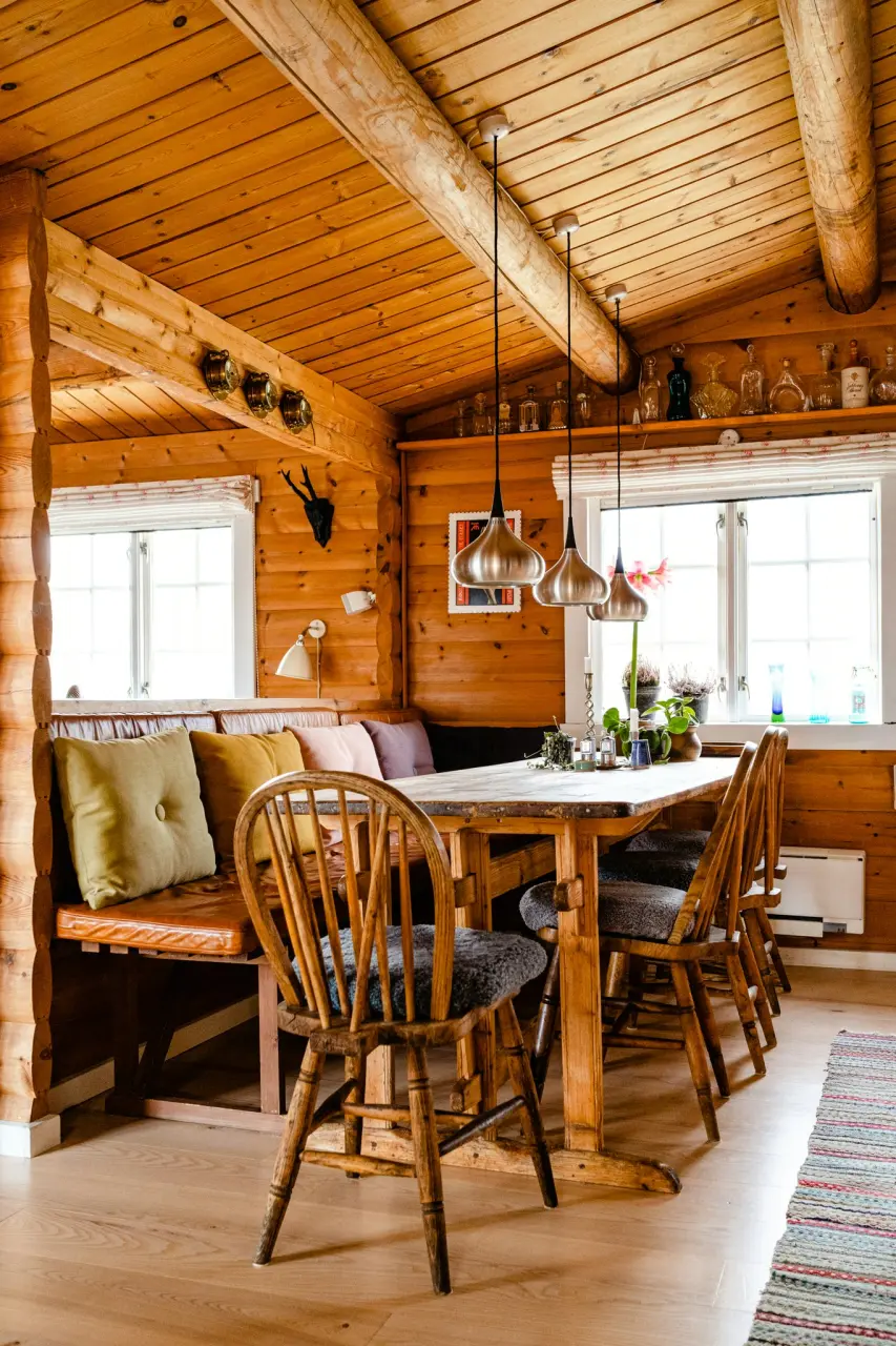 Traditionelt bjælkehus blandt klitterne