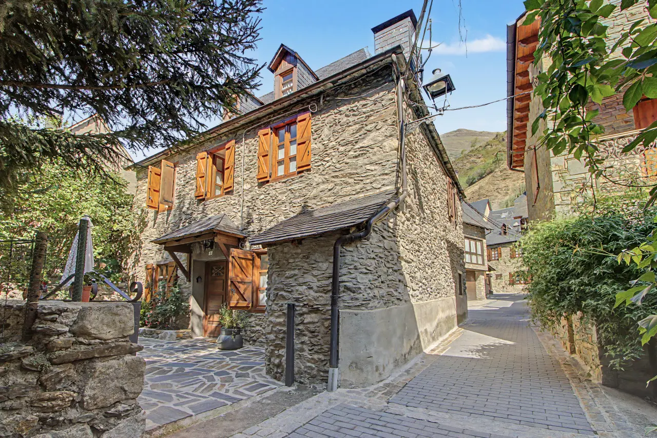 180 M² Huis ∙ 5 Slaapkamers ∙ 10 Gasten - Viella