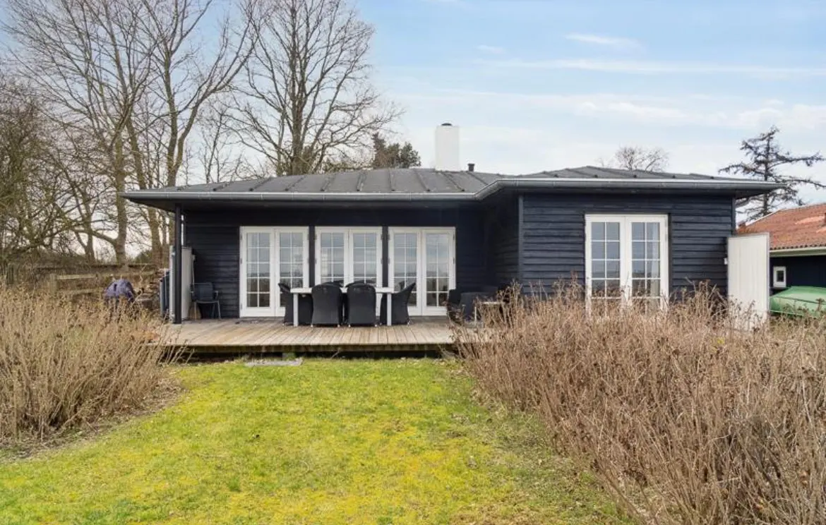 Strandnært sommerhus med fantastisk udsigt og ro