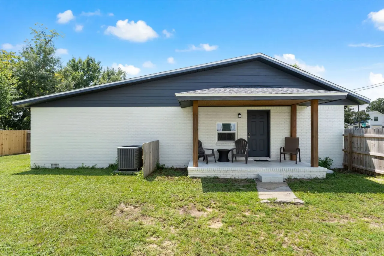 Apartment ∙ 4 Bedrooms ∙ 10 Guests - Pensacola, FL
