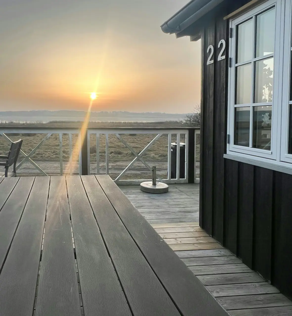 Træsommerhus med frit udsyn til Sebbersund fjord
