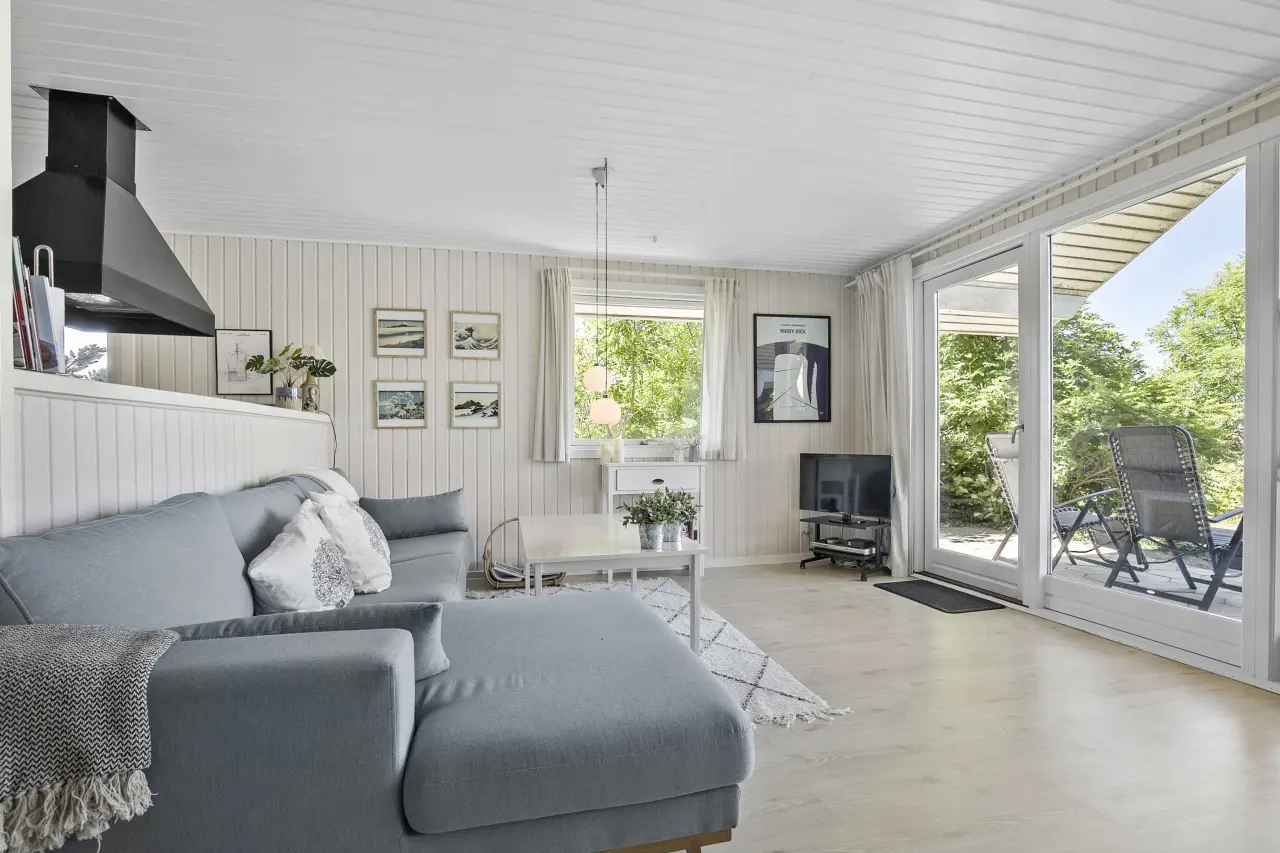 Lyst og hyggeligt sommerhus med havudsigt