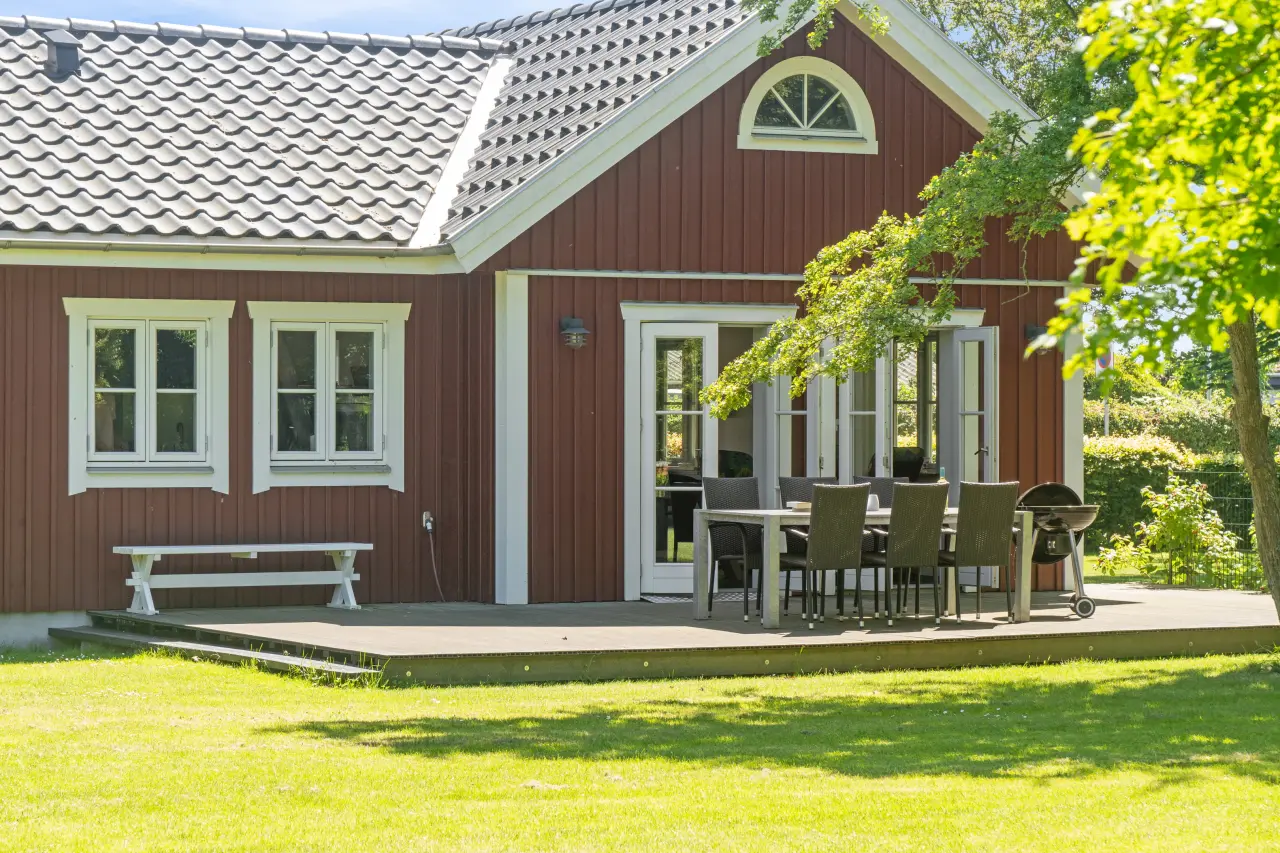 Lyst sommerhus nær havet på stor naturgrund