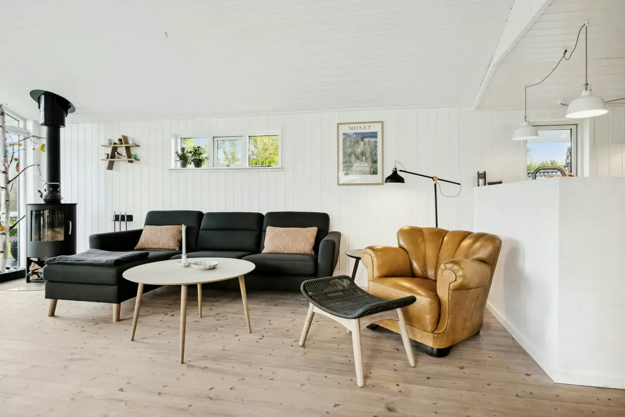 Rødt hus ved Fyns kyst venter på hygge