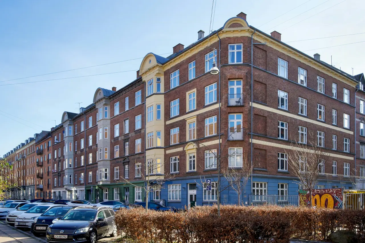Rummelig lejlighed med altan midt på Nørrebro