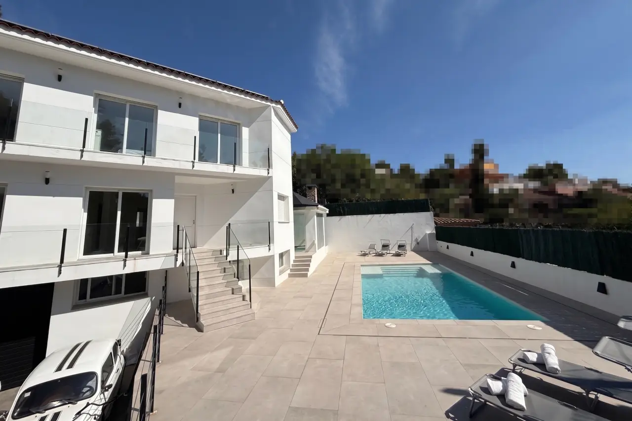 200 M² Chalet ∙ 4 Habitaciones ∙ 8 Huéspedes - Corbera de Llobregat