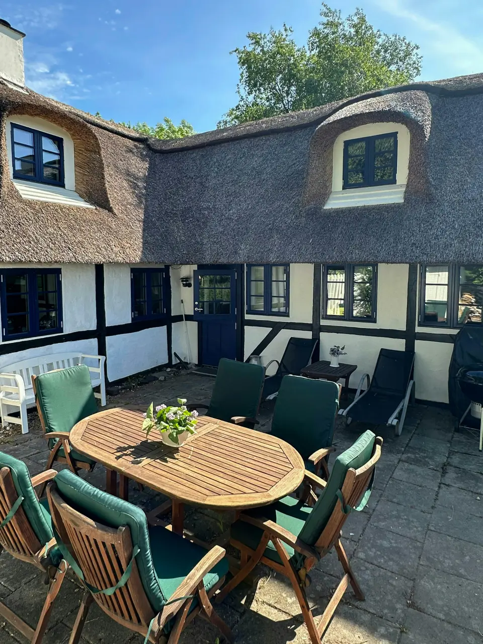 Stråtækt hus på Lolland med udsigt over markerne