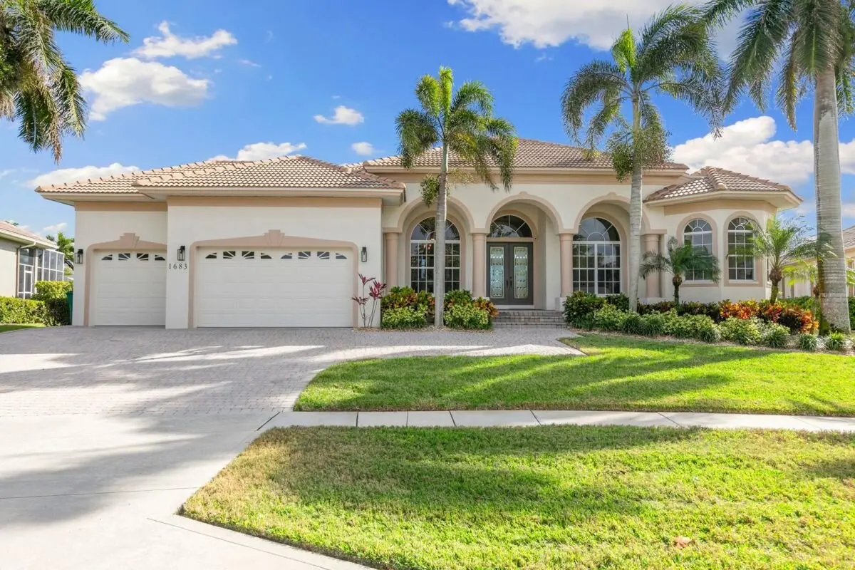 369 M² House ∙ 7 Bedrooms ∙ 14 Guests - Marco Island, FL