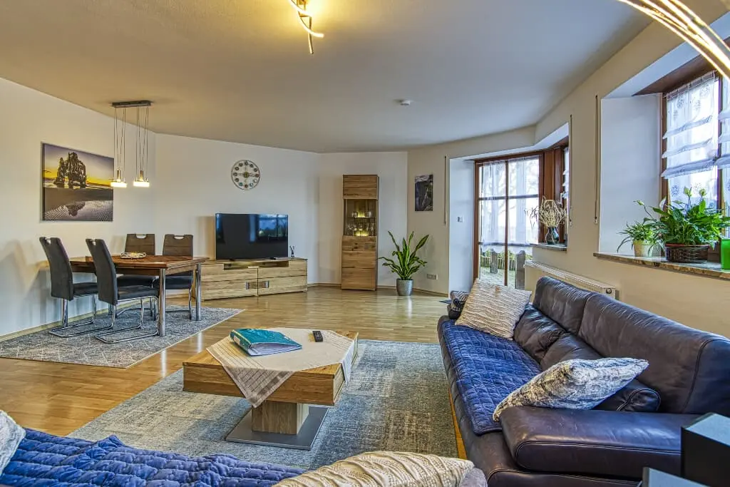 100 M² Ferienwohnung ∙ 2 Schlafzimmer ∙ 4 Gäste - Neutraubling