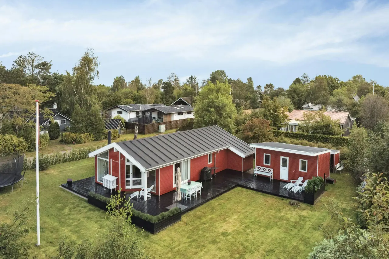 Rødt hus ved Fyns kyst venter på hygge