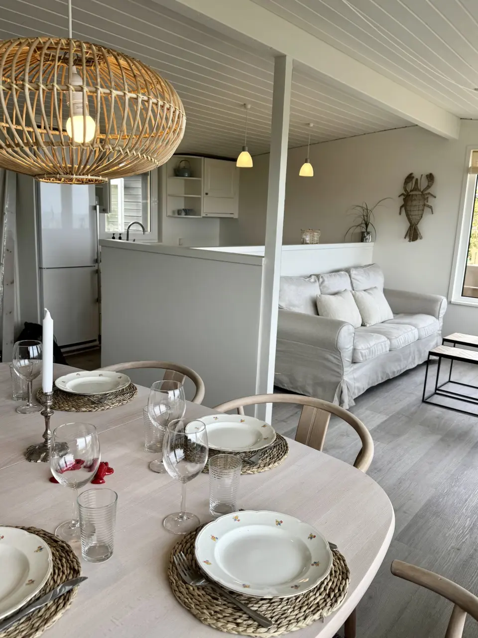 Nyrenoveret sommerhus med havudsigt nær strand