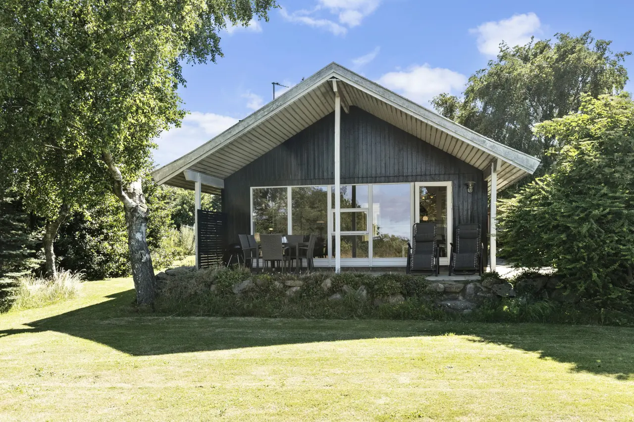 Lyst og hyggeligt sommerhus med havudsigt