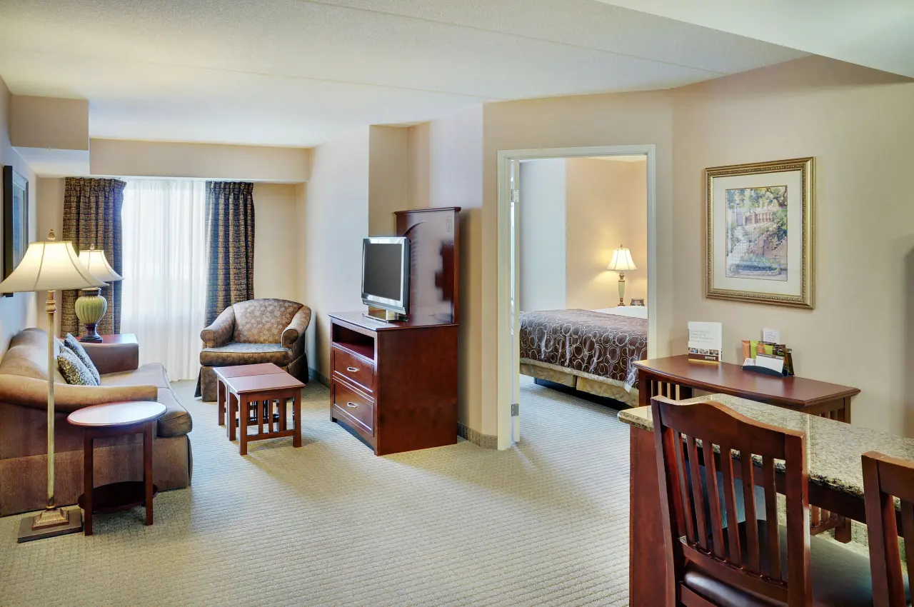 Hotel ∙ 2 Bedrooms ∙ 6 Guests - Hamilton, ON, Canada