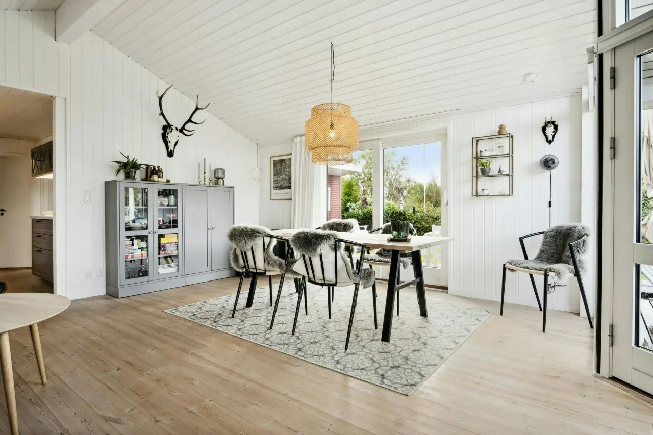 Rødt hus ved Fyns kyst venter på hygge