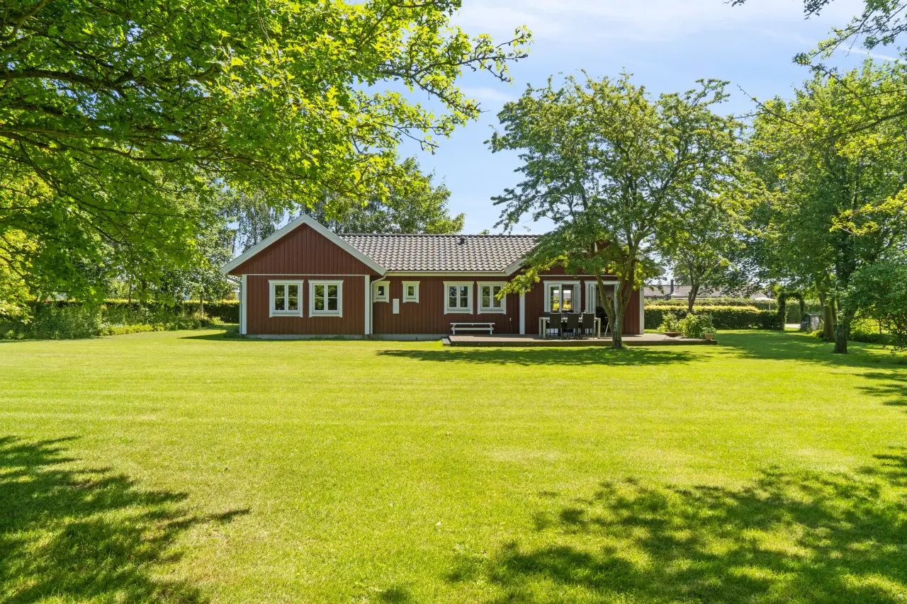Lyst sommerhus nær havet på stor naturgrund