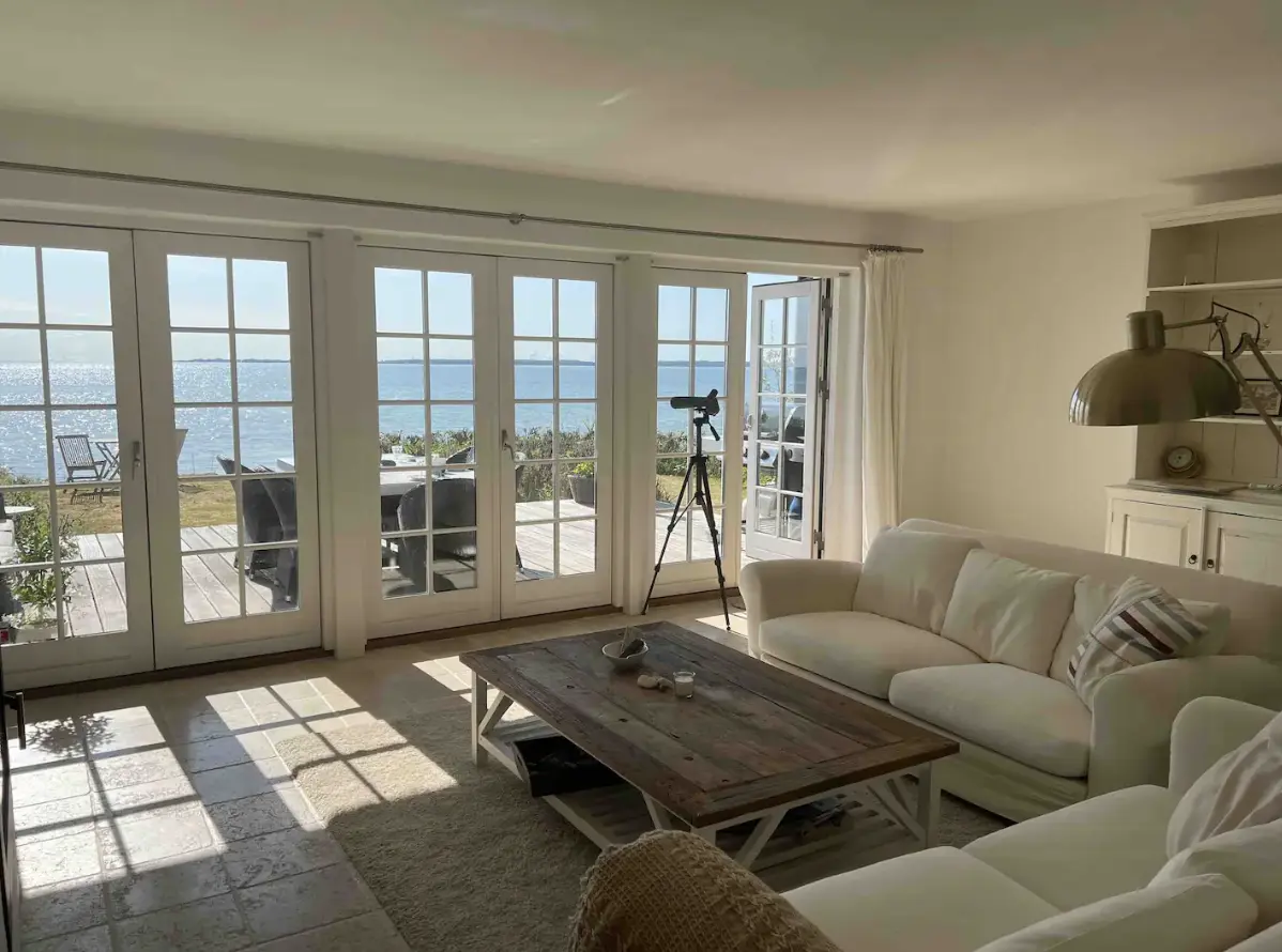 Strandnært sommerhus med fantastisk udsigt og ro