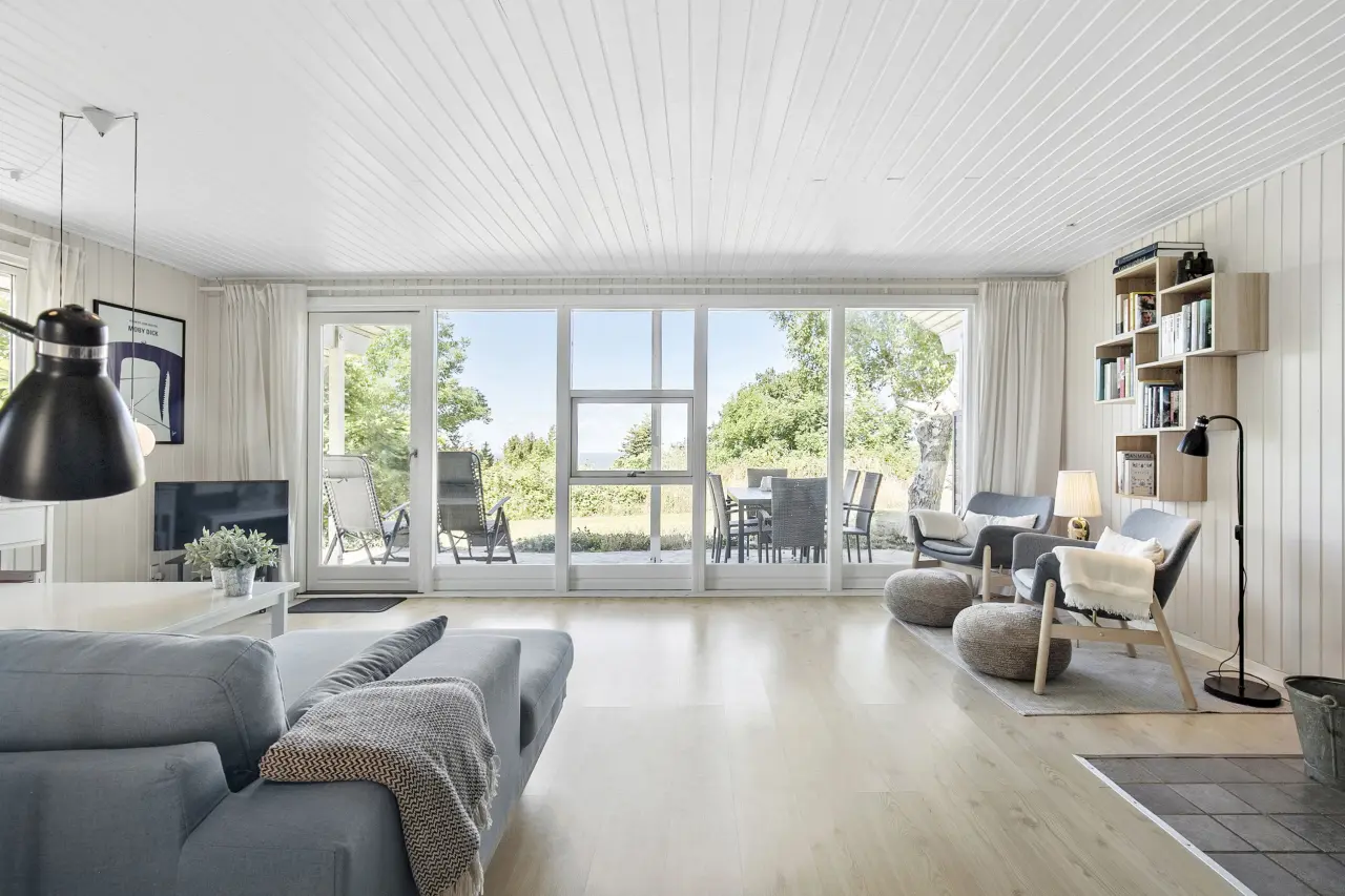 Lyst og hyggeligt sommerhus med havudsigt